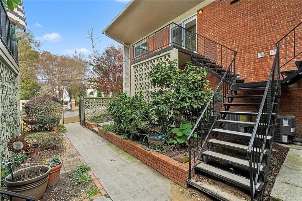 2 bedroom, 1 bathroom, 840 sq ft condominium sold at 1822 N Rock Springs Road 4, Atlanta, GA 30324