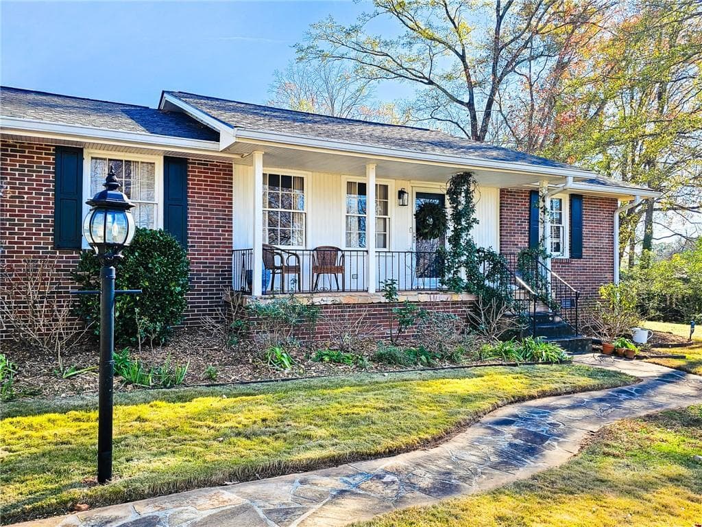 3 bedroom, 1 bathroom, 1,008 sq ft single family residence sold at 835 Alberson Court, Decatur, GA 30033