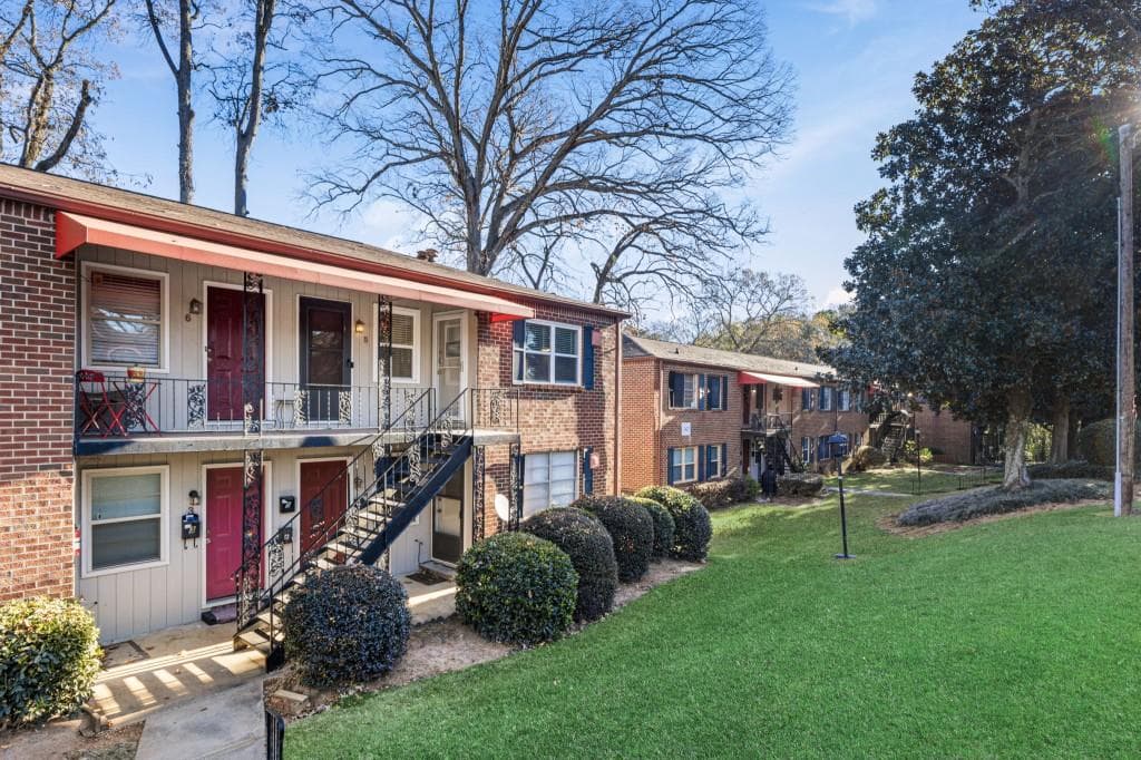 1 bedroom, 1 bathroom, 636 sq ft condominium sold at 2429 Lawrenceville Highway 5, Decatur, GA 30033