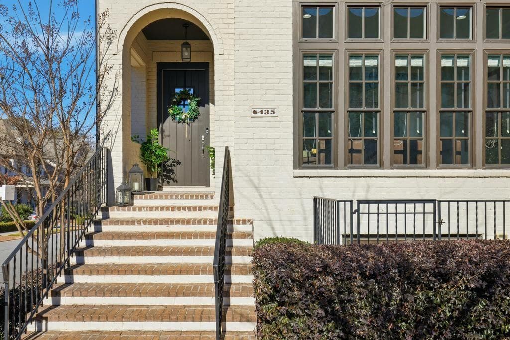 4 bedroom, 5 bathroom, 3,967 sq ft townhouse sold at 6435 Lucent Lane, Atlanta, GA 30328
