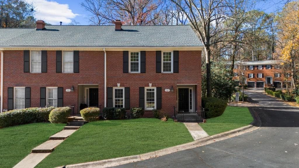 4 bedroom, 4 bathroom, 2,016 sq ft townhouse sold at 501 Dunwoody Chace, Atlanta, GA 30328