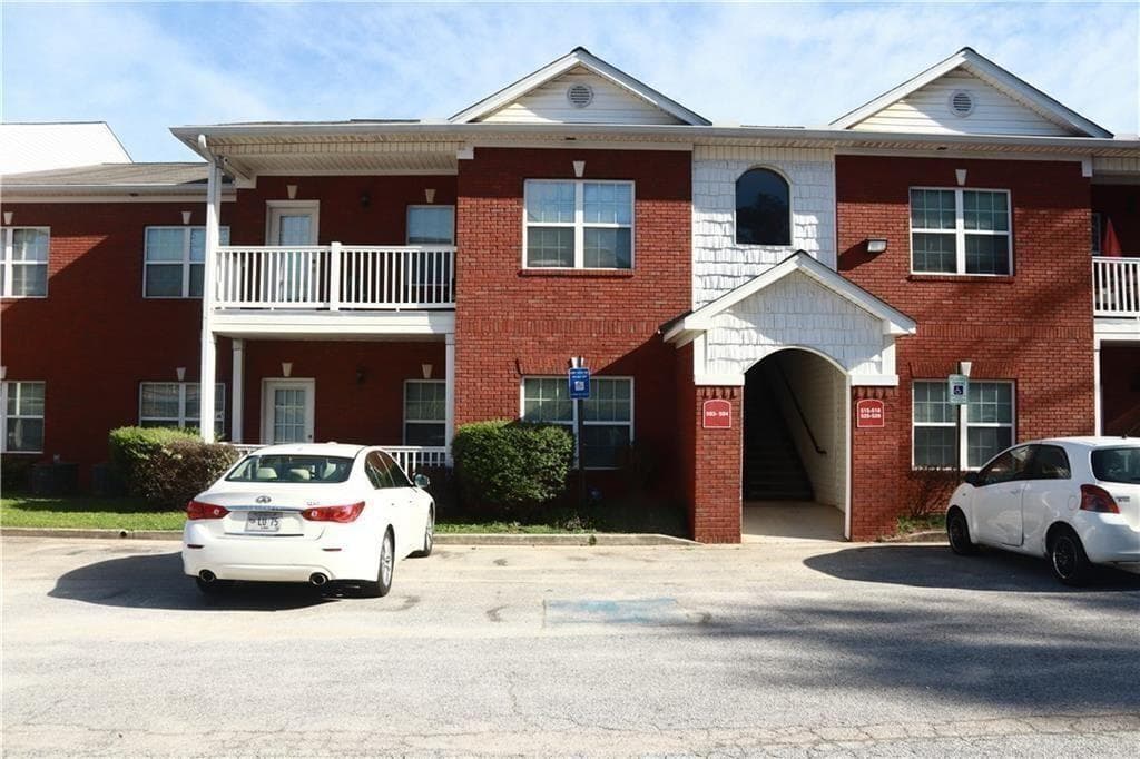 2 bedroom, 2 bathroom, 1,128 sq ft condominium for sale at 7712 Autry Circle 516, Douglasville, GA 30134