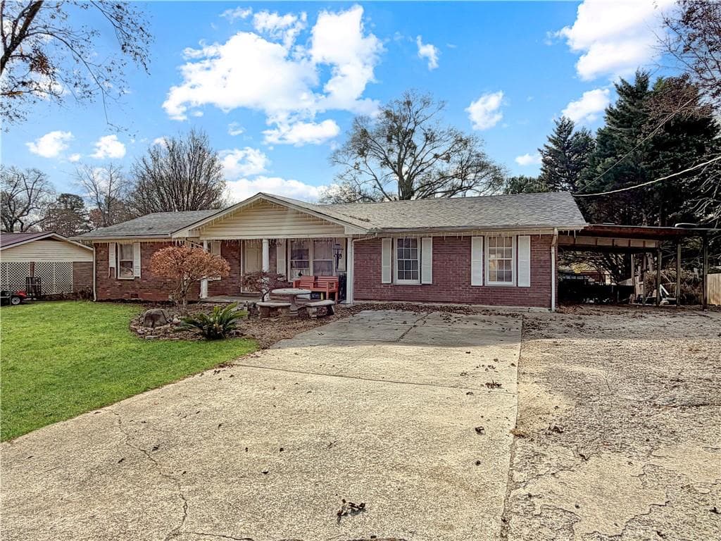 4 bedroom, 2 bathroom, 1,304 sq ft single family residence under contract at 1639 Whiting Drive, Gainesville, GA 30504