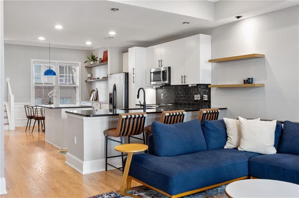 3 bedroom, 4 bathroom, 1,884 sq ft townhouse sold at 722 Cosmopolitan Drive, Atlanta, GA 30324