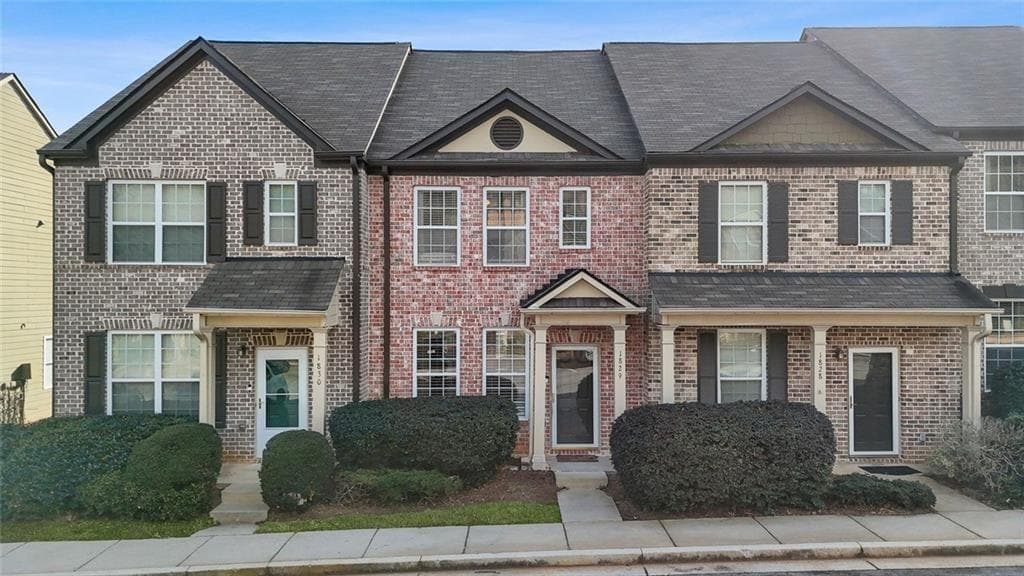 3 bedroom, 3 bathroom, 1,370 sq ft townhouse sold at 1829 Bayrose Circle, Atlanta, GA 30344