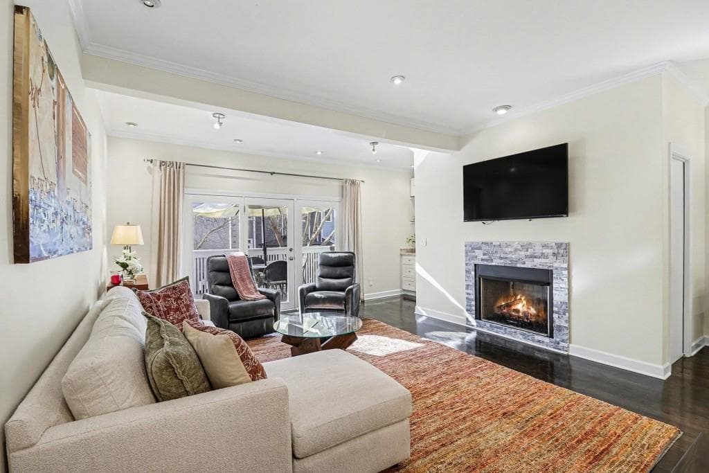 3 bedroom, 4 bathroom, 2,412 sq ft townhouse sold at 8 Alston Place, Atlanta, GA 30324
