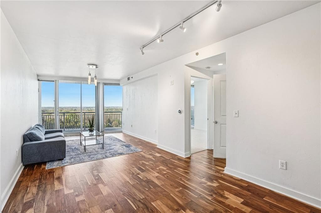 1 bedroom, 1 bathroom, 1,002 sq ft condominium sold at 3338 Peachtree Road 1403, Atlanta, GA 30326