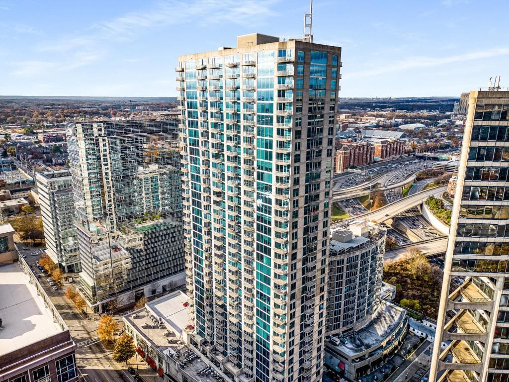 1 bedroom, 1 bathroom, 729 sq ft condominium sold at 400 W Peachtree Street 3402, Atlanta, GA 30308