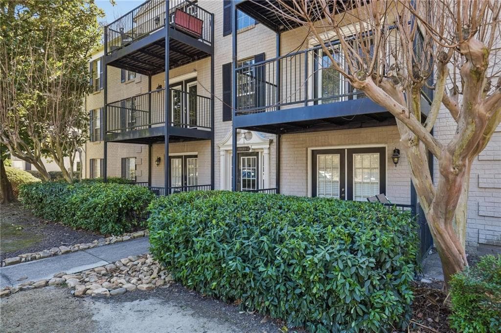 2 bedroom, 2 bathroom, 1,181 sq ft condominium sold at 3705 Essex Avenue 6, Atlanta, GA 30339