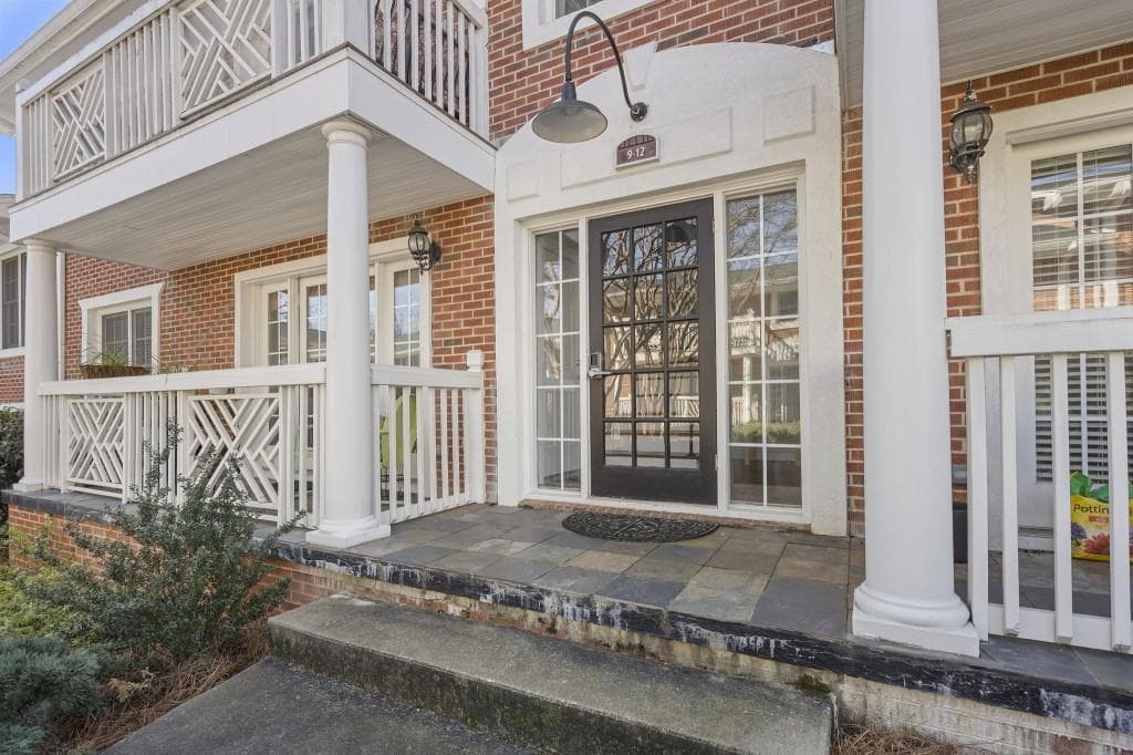 2 bedroom, 1 bathroom, 896 sq ft condominium sold at 885 Briarcliff Road 10, Atlanta, GA 30306