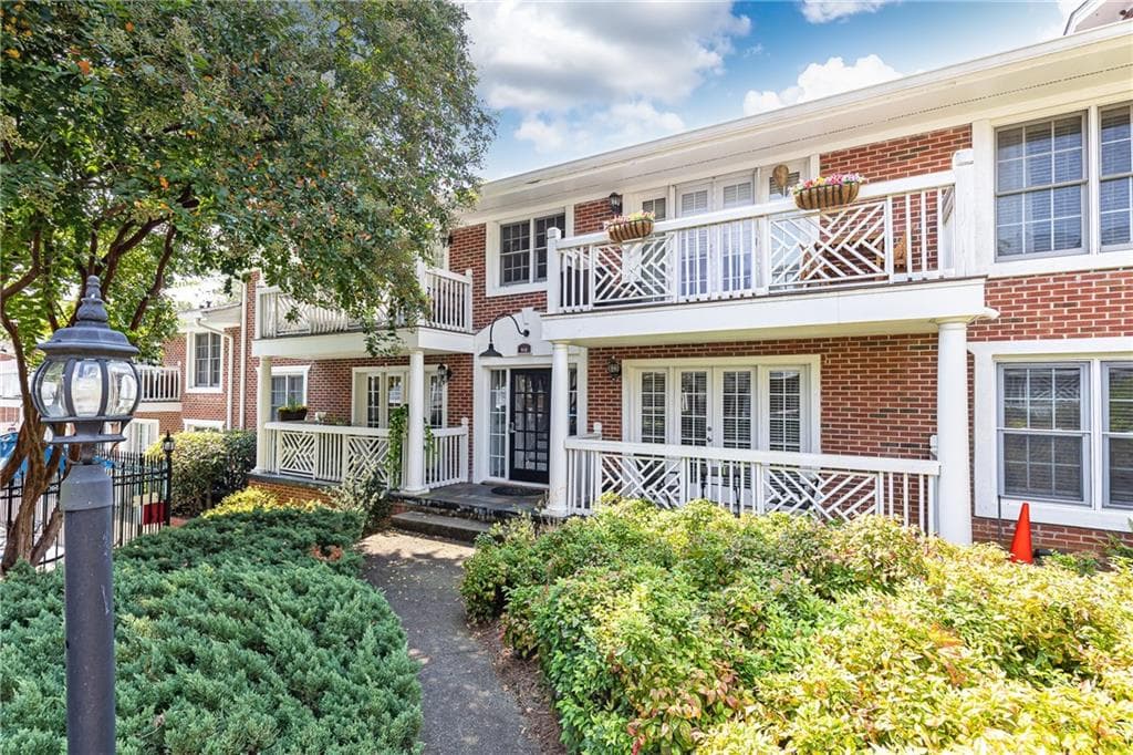 2 bedroom, 1 bathroom, 905 sq ft condominium sold at 885 Briarcliff Road #D11, Atlanta, GA 30306