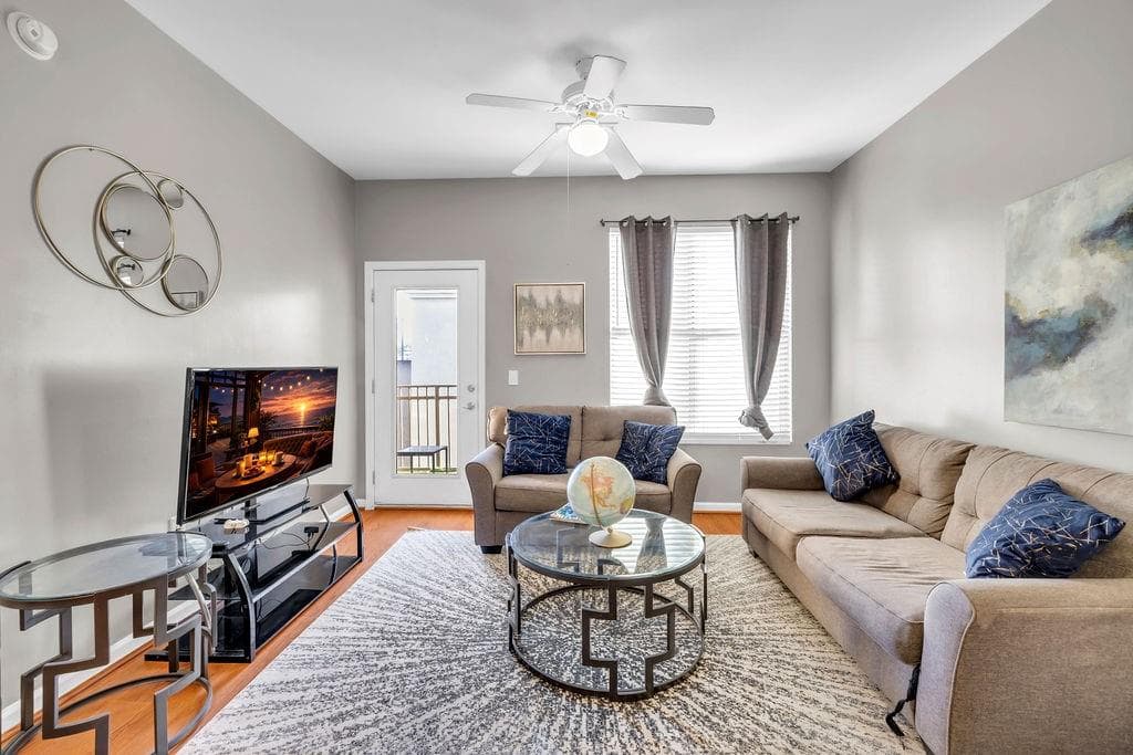 2 bedroom, 2 bathroom, 1,082 sq ft condominium for sale at 870 Mayson Turner Road 1321, Atlanta, GA 30314
