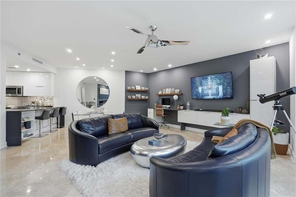 1 bedroom, 1 bathroom, 1,145 sq ft condominium sold at 700 Park Regency Place 501, Atlanta, GA 30326