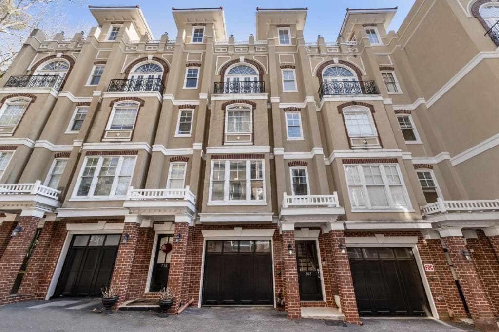 3 bedroom, 3 bathroom, 2,320 sq ft condominium sold at 802 Clifton Heights Lane, Atlanta, GA 30329
