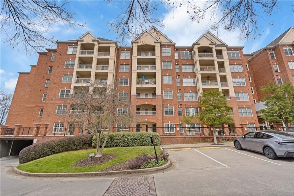 2 bedroom, 2 bathroom, 1,556 sq ft condominium sold at 211 Colonial Homes Drive 2106, Atlanta, GA 30309