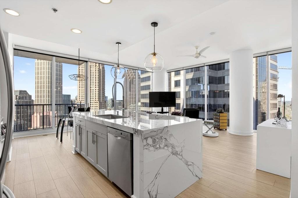 2 bedroom, 2 bathroom, 1,386 sq ft condominium sold at 1080 Peachtree Street 2202, Atlanta, GA 30309