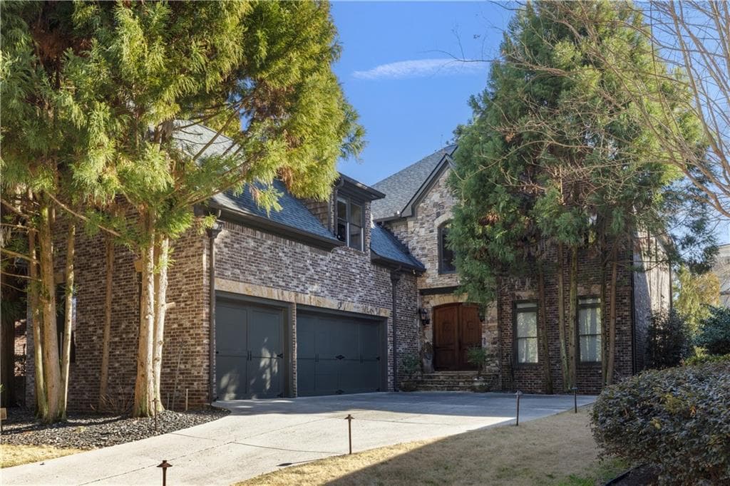 6 bedroom, 6 bathroom, 5,898 sq ft single family residence sold at 33 Cliftwood Drive, Atlanta, GA 30328