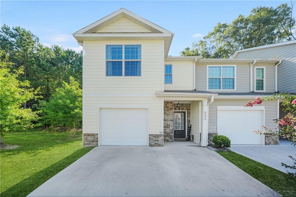 2 bedroom, 3 bathroom, 1,404 sq ft townhouse for sale at 6256 TRICKLE Bend, Atlanta, GA 30349