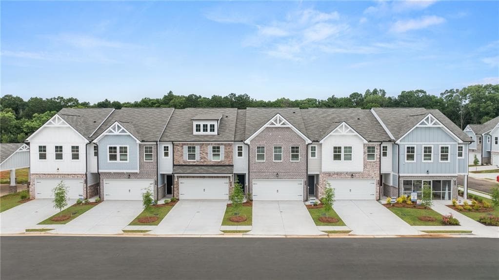 3 bedroom, 3 bathroom, 1,695 sq ft townhouse sold at 649 Gunnin Court 28, Mcdonough, GA 30253