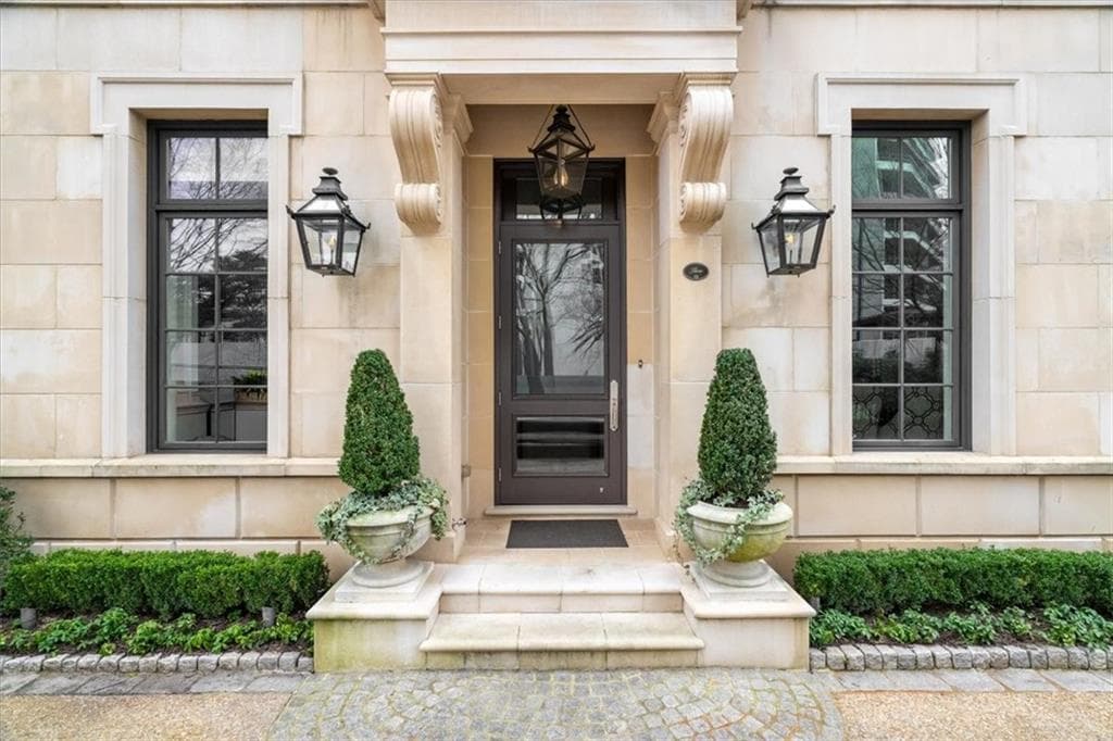 4 bedroom, 5 bathroom, 5,990 sq ft townhouse sold at 2640 Peachtree Road 3, Atlanta, GA 30305