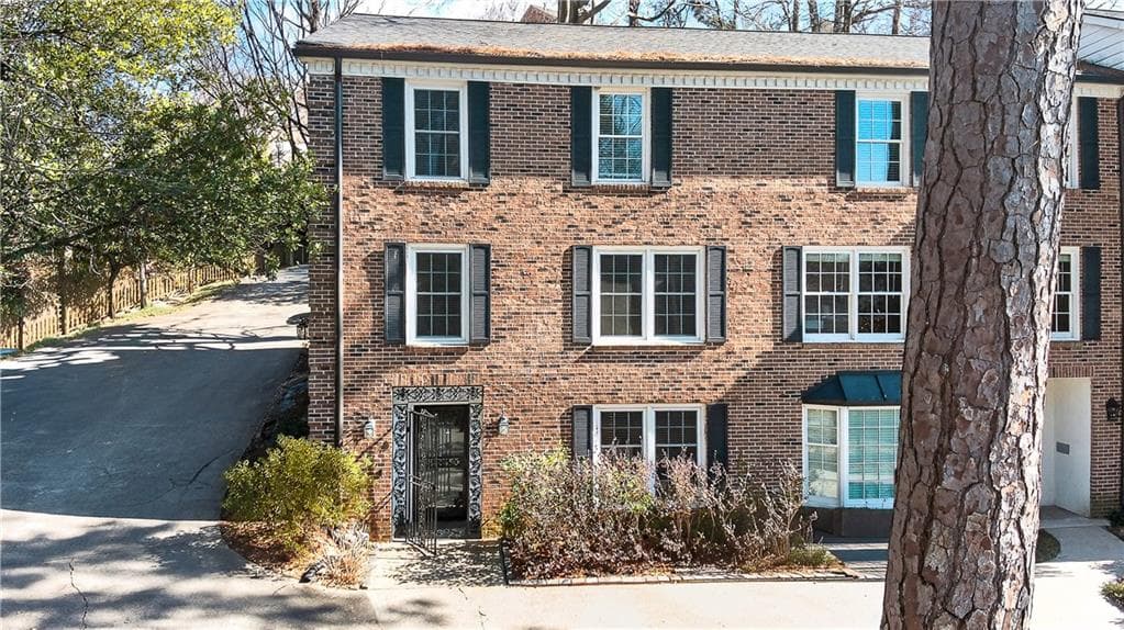 3 bedroom, 3 bathroom, 2,061 sq ft condominium sold at 1 Ardmore Square 1, Atlanta, GA 30309