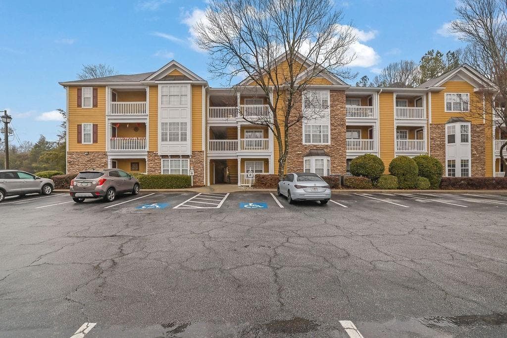 2 bedroom, 2 bathroom, 1,057 sq ft condominium under contract at 533 Bentley Place, Tucker, GA 30084