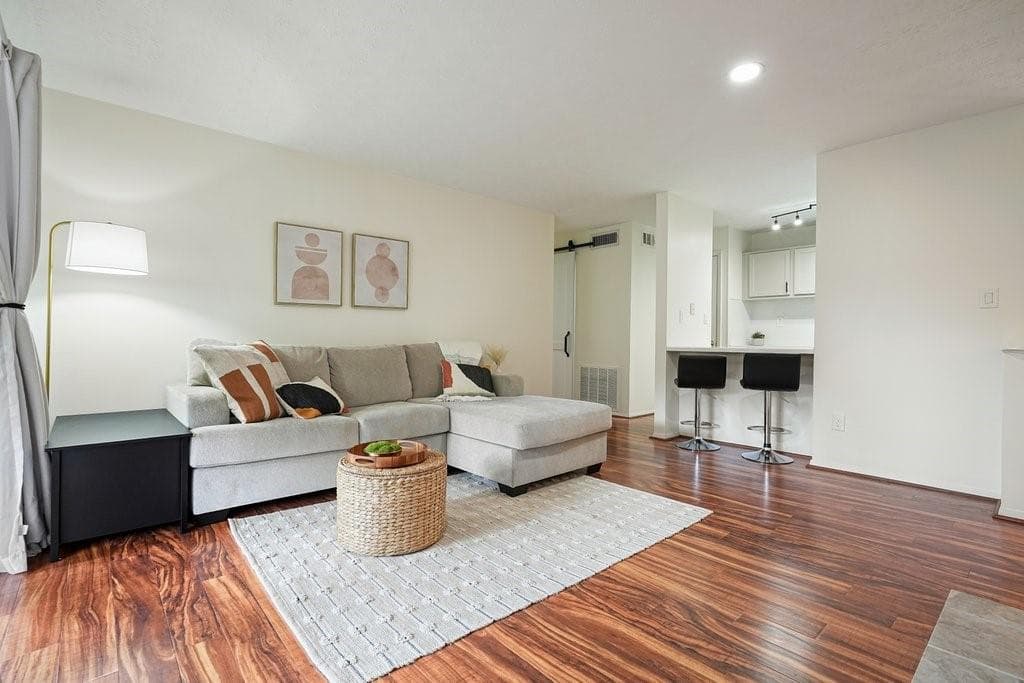 1 bedroom, 1 bathroom, 752 sq ft condominium sold at 706 Cumberland Court, Smyrna, GA 30080