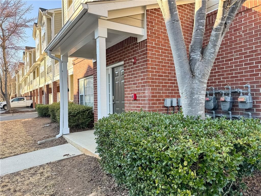 2 bedroom, 2 bathroom, 1,194 sq ft condominium under contract at 8001 Woodland Lane, Alpharetta, GA 30009