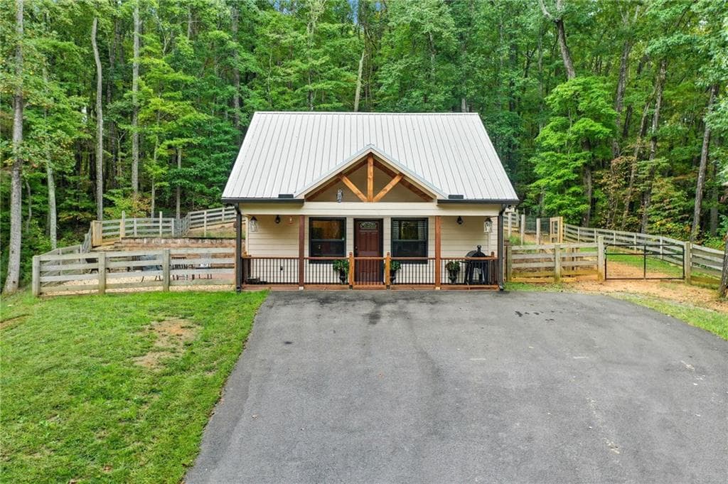 2 bedroom, 1 bathroom, 780 sq ft single family residence for sale at 415 Woods Road, Talking Rock, GA 30175