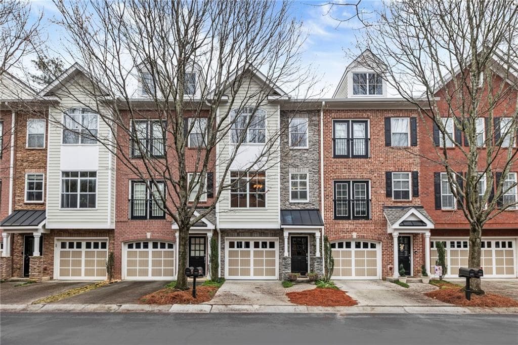 3 bedroom, 3 bathroom, 1,907 sq ft townhouse sold at 5460 Glenridge Park 1303, Sandy Springs, GA 30342
