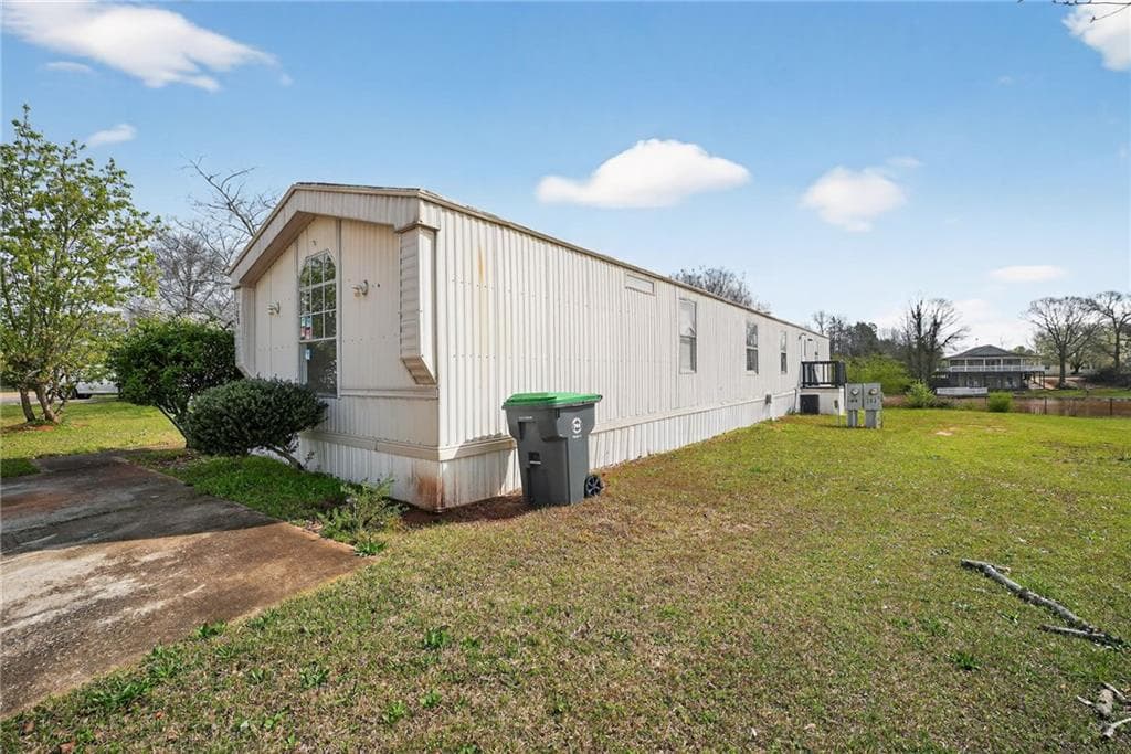 3 bedroom, 2 bathroom, 975 sq ft single family residence sold at 100 Lake Haven Drive, Hampton, GA 30228