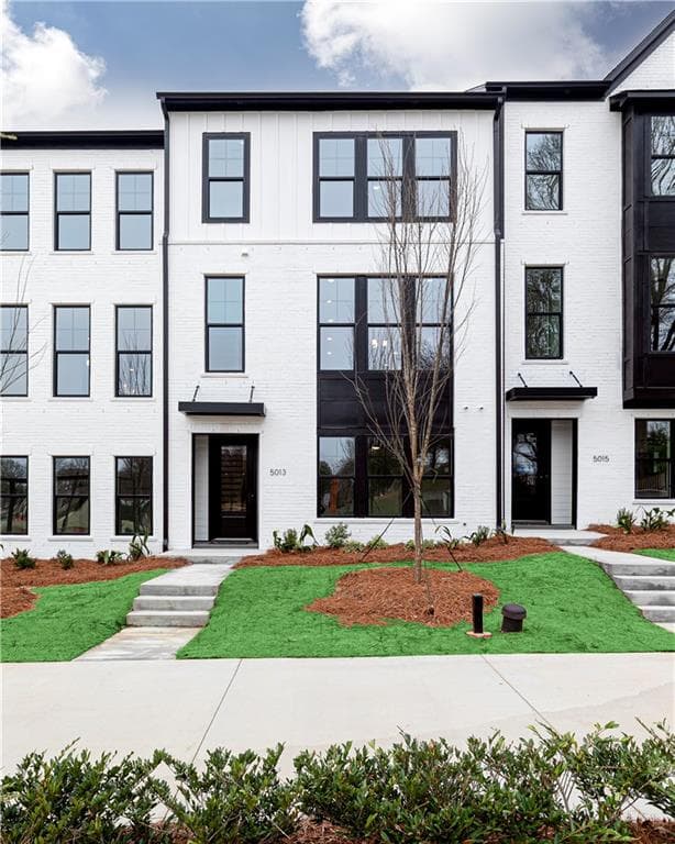 3 bedroom, 4 bathroom, 2,700 sq ft townhouse under contract at 5013 Hartwell Place, Alpharetta, GA 30009