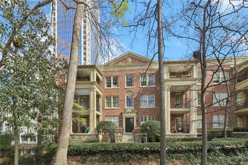 2 bedroom, 1 bathroom, 1,020 sq ft condominium sold at 2814 Peachtree Road 10, Atlanta, GA 30305