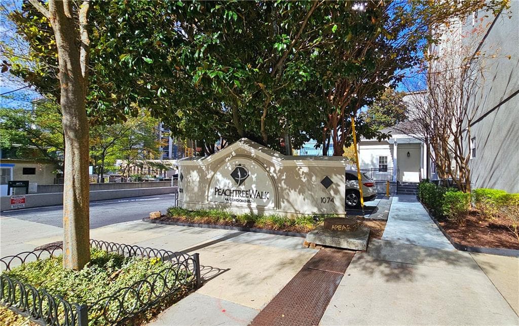 1 bedroom, 1 bathroom, 730 sq ft condominium sold at 1074 Peachtree Walk B 216, Atlanta, GA 30309