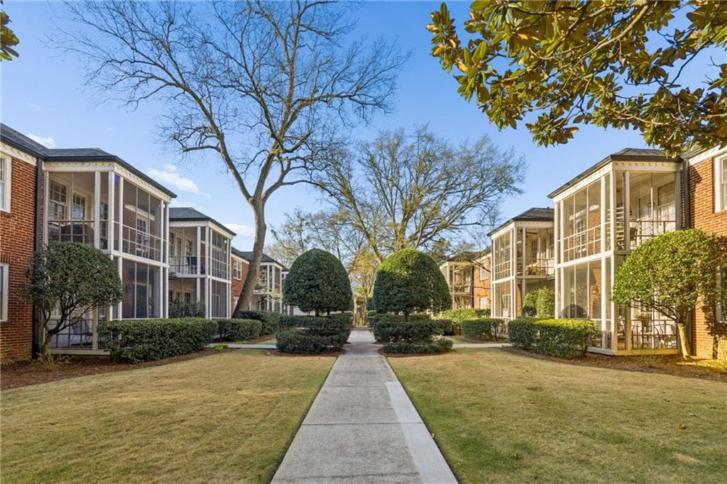 2 bedroom, 1 bathroom, 1,076 sq ft condominium sold at 55 Delmont Drive C4, Atlanta, GA 30305