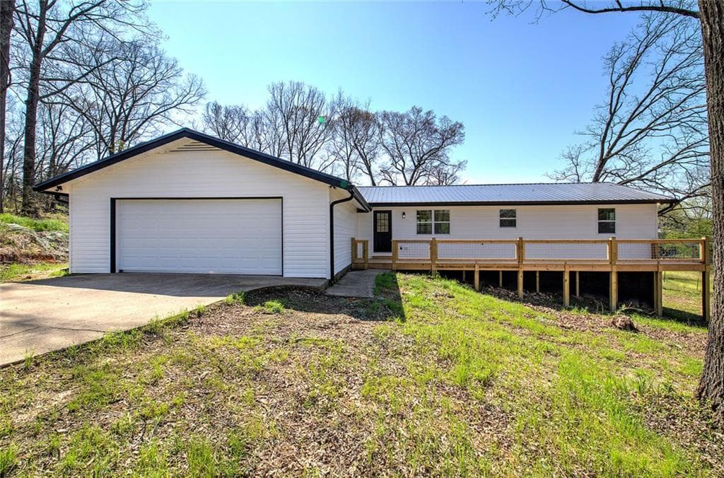 3 bedroom, 2 bathroom, 1,872 sq ft single family residence for sale at 516 Baxter Road, Calhoun, GA 30701