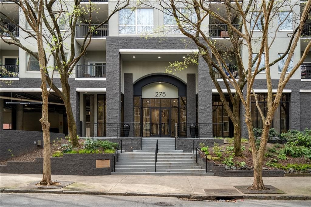 1 bedroom, 1 bathroom, 860 sq ft condominium sold at 275 13th Street 209, Atlanta, GA 30309