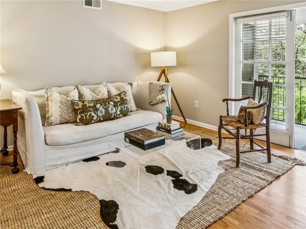 2 bedroom, 2 bathroom, 1,073 sq ft condominium sold at 1150 Collier Road J11, Atlanta, GA 30318