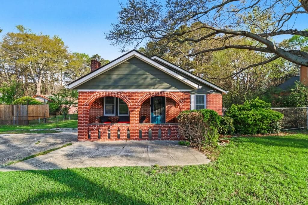 4 bedroom, 3 bathroom, 1,300 sq ft single family residence sold at 3779 Bakers Ferry Road, Atlanta, GA 30331