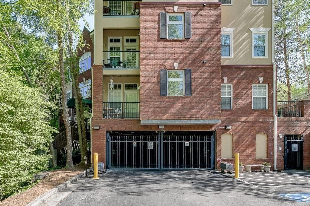 2 bedroom, 2 bathroom, 1,195 sq ft condominium sold at 424 Lindbergh Drive 103, Atlanta, GA 30305