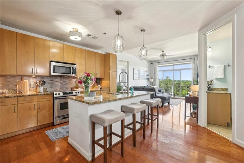 2 bedroom, 2 bathroom, 1,028 sq ft condominium sold at 711 Cosmopolitan Drive 523, Atlanta, GA 30324