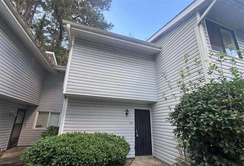 3 bedroom, 2 bathroom, 1,392 sq ft condominium for sale at 8569 Creekwood Way, Jonesboro, GA 30238