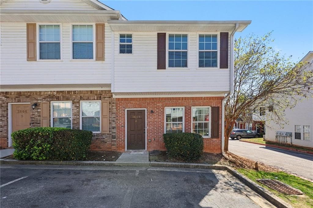 3 bedroom, 3 bathroom, 1,224 sq ft condominium under contract at 3604 Ginnis Road 6, Atlanta, GA 30331
