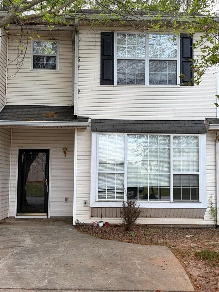 3 bedroom, 3 bathroom, 1,384 sq ft townhouse for sale at 2371 Brianna Drive, Hampton, GA 30228