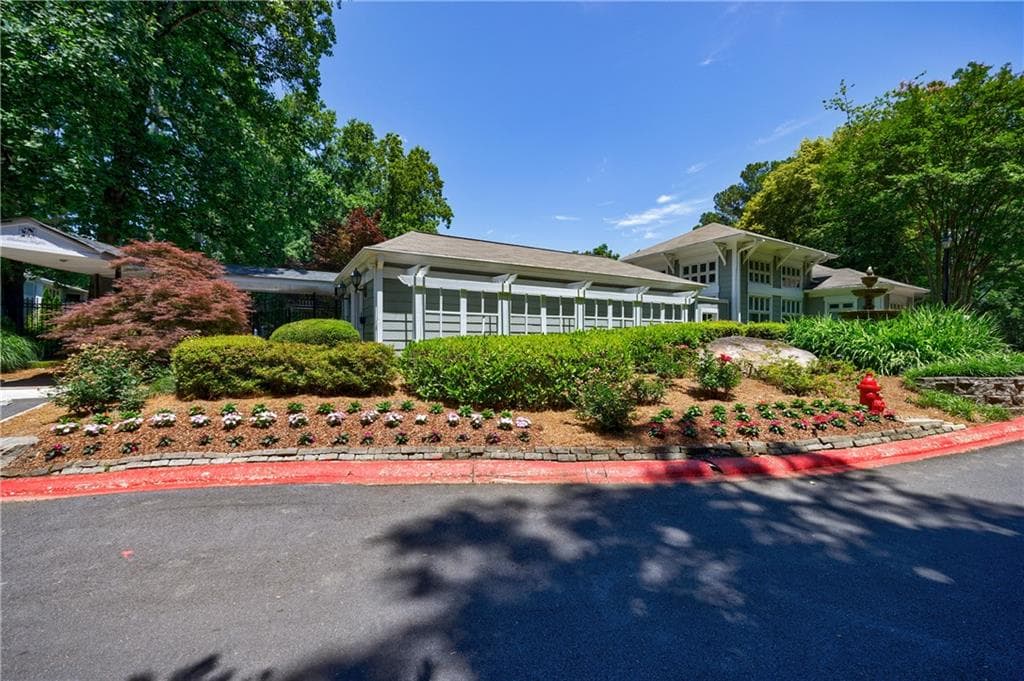 1 bedroom, 1 bathroom, 859 sq ft condominium sold at 215 Summit North Drive, Atlanta, GA 30324
