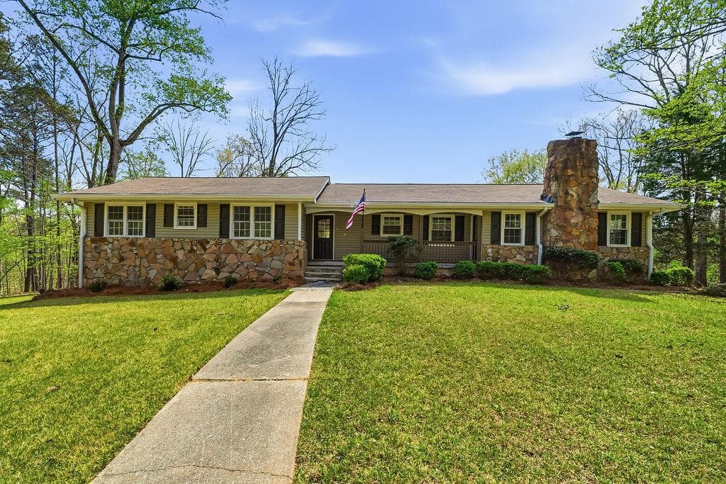 6 bedroom, 3 bathroom, 2,905 sq ft single family residence sold at 5606 W Chapel Hill Road, Douglasville, GA 30135
