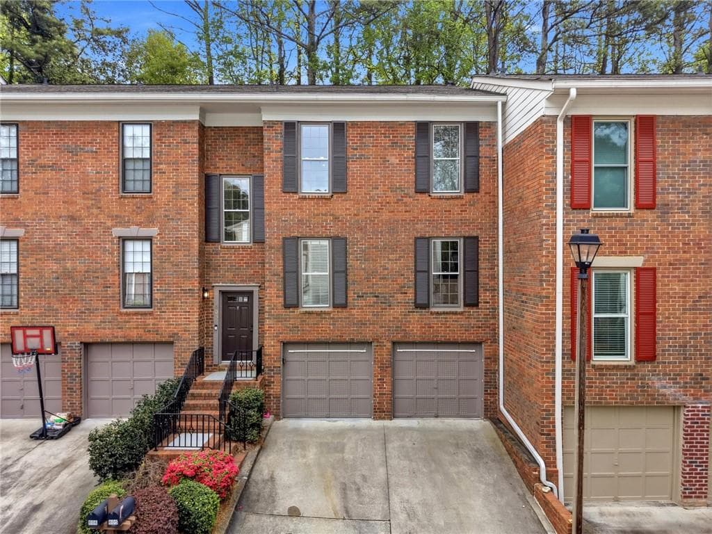 3 bedroom, 3 bathroom, 2,128 sq ft condominium sold at 605 Brandywine Circle, Atlanta, GA 30350