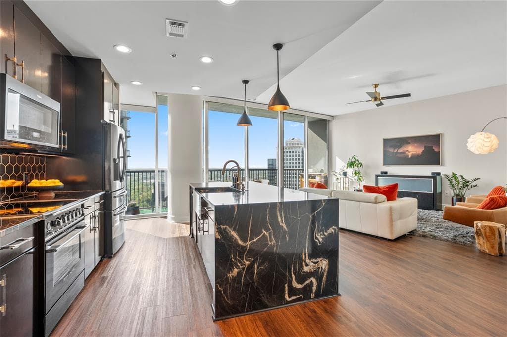 2 bedroom, 2 bathroom, 1,398 sq ft condominium sold at 1080 Peachtree Street 2709, Atlanta, GA 30309
