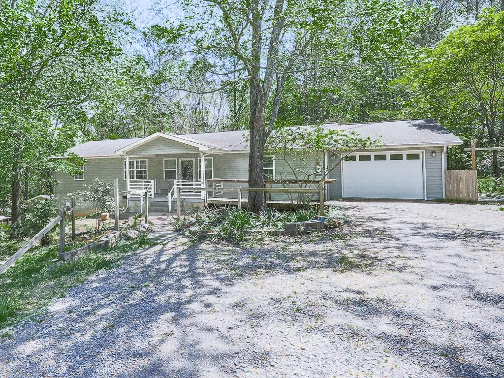 3 bedroom, 3 bathroom, 2,910 sq ft single family residence sold at 424 Shamrock Drive, Dalton, GA 30721