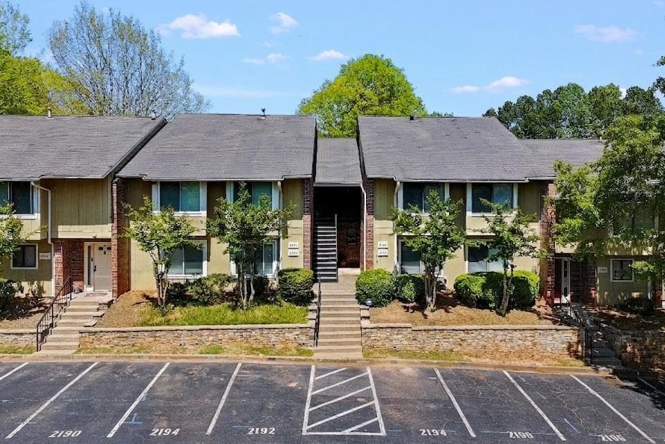 2 bedroom, 2 bathroom, 1,320 sq ft condominium sold at 2196 Palmyra Drive, Marietta, GA 30067